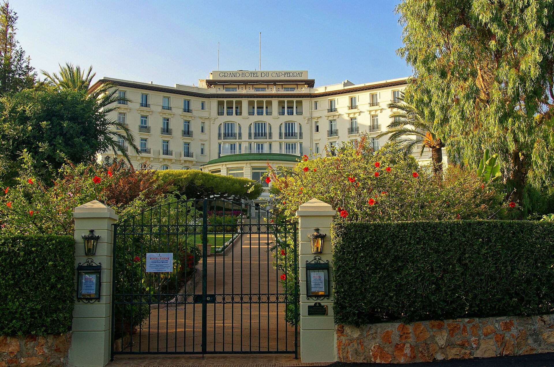Grand-Hôtel du Cap-Ferrat seen from Avenue de la Corniche